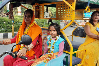 Agra woman drives e-rickshaw for daughter's heart surgery, wins accolades