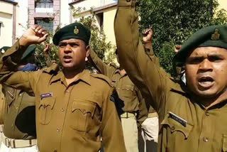 झारखंड में पुलिसकर्मियों का प्रदर्शन