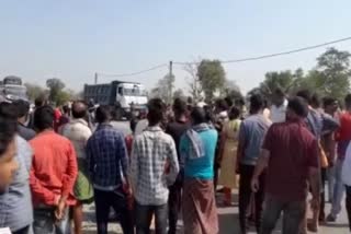 Road Accident: ଜଣେ ମୃତ, ଉତ୍ୟେକ୍ତ ଲୋକଙ୍କ ରାସ୍ତାରୋକ