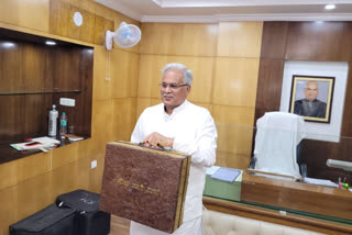 Chhattisgarh CM Bhupesh Baghel  Bhupesh Baghel carries a briefcase made of cow dung  ചാണകം കൊണ്ട് നിര്‍മിച്ച പെട്ടിയില്‍ ബജറ്റ്  ബജറ്റ് പെട്ടി ചാണകം കൊണ്ട്  ചാണകപ്പെട്ടി