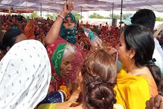women ruckus in ashok chandna program