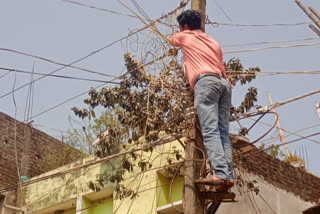 बकायेदारों के घर की काटी जा रही लाइट