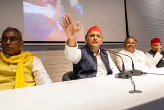 akhilesh yadav with colleagues