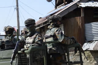 Encounter rages in south Kashmir's Pulwama, two militants believed to be trapped  Encounter in Kashmir  Militants trapped in south Kashmir  Kashmir latest news  J&K Police news  J&K Police on south Kashmir encounter  Kashmir gunfights  പുൽവാമയിൽ തീവ്രവാദികളും സുരക്ഷാ സേനയും തമ്മിൽ ഏറ്റുമുട്ടൽ  തീവ്രവാദികളും സുരക്ഷാ സേനയും തമ്മിൽ ഏറ്റുമുട്ടൽ  ജമ്മു കശ്‌മീരിൽ ഏറ്റുമുട്ടൽ