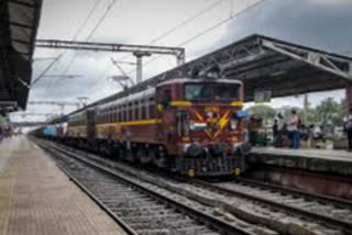 Indian Railways announces curtains , bed cover, pillow returning in Express Trains