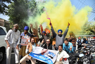 AAP workers celebrate victory in Assembly Elections 2022 in Punjab  aam aadmi party arvind kejriwal  aam aadmi party in punjab  assembly election results 2022  ആഘോഷത്തിമര്‍പ്പില്‍ എഎപി  ആം ആദ്‌മി പാര്‍ട്ടിക്ക് പഞ്ചാബില്‍ വന്‍ വിജയം  കെജ്‌രിവാള്‍ ദേശീയ നേതാവായെന്ന് പാര്‍ട്ടി