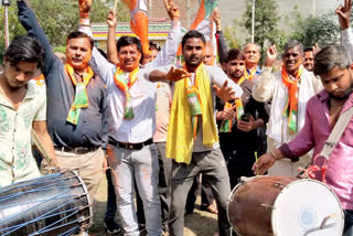 खुशी मनाते भाजपा कार्यकर्ता.