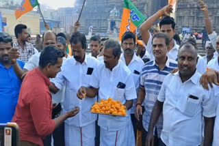 Kasi Vishwanathar Temple  bjp celebration  bjp celebration of winning four state  bjp won four state  4 மாநிலங்களை கைபற்றியது பாஜக  பாஜக வெற்றி  பாஜக வெற்றியை கொண்டாடிய பாஜகவினர்