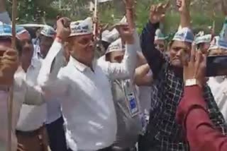 Aap celebration in Surat: પંજાબમાં AAPના વિજય બાદ સુરતમાં કાર્યકરો ઢોલ નગારાના તાલે ઝૂમ્યા