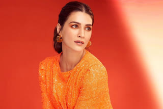 kriti sanon bachchan pandey promotions,kriti sanon latest pictures,kriti sanon hot pics,kriti sanon bachchan pandey promotion looks,ಬಚ್ಚನ್ ಪಾಂಡೆ ಚಿತ್ರದ ಪ್ರಚಾರ,ಬಚ್ಚನ್ ಪಾಂಡೆ ಚಿತ್ರದ ಬಿಡುಗಡೆ,ಬಚ್ಚನ್ ಪಾಂಡೆ ಚಿತ್ರದ ನಟರು,ಬಚ್ಚನ್ ಪಾಂಡೆ ಚಿತ್ರ ಜಿಗರ್​ಥಂಡನ ರಿಮೇಕ್​,ನಟಿ ಕೃತಿ ಸನೋನ್ ಫೋಟೋಶೂಟ್​,ನಟಿ ಕೃತಿ ಸನೋನ್ ನಟನೆಯ ಚಿತ್ರಗಳು