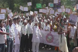 Farmers protest in Surat: ગોથાણથી હજીરા રેલવે ટ્રેકનો ખેડૂતોએ કર્યો વિરોધ