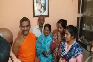 vishwa Prasanna teertha swamiji visit to Harsha house in shimoga