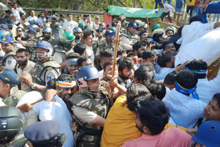 Satna NSUI worker demanding scholarship