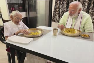 PM Modi Met Hiraba: PM મોદી સાંજે હીરાબા સાથે જમ્યાં, ખબરઅંતર પૂછ્યાં