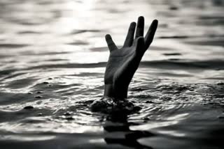 Vizhinjam sea students died swimming  students died in Vizhinjam Seashore  വിഴിഞ്ഞത്ത് തിരയില്‍ പെട്ട് രണ്ട് വിദ്യാര്‍ഥികള്‍ മരിച്ചു  ചെറുമണൽ കടല്‍  വിഴിഞ്ഞം ഹാർബർ റോഡ്