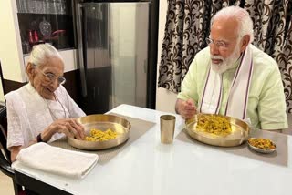 पंतप्रधान नरेंद्र मोदींनी घेतली आईची भेट, सोबतच केले जेवण