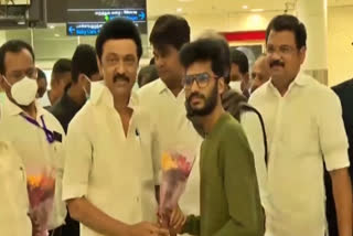 cm stalin welcomes ukraine students  chennai airport  cm stalin  மாணவர்களை வரவேற்ற ஸ்டாலின்  சென்னை விமான நிலையம்  விமான நிலையம்  உக்ரைனில் இருந்து ஊர் திரும்பிய மாணவர்கள்