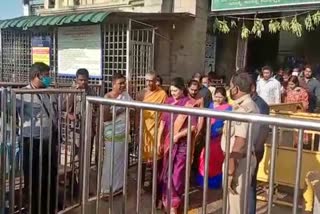 Sasikala Natarajan  visits Mysore Chamundeshwari Temple