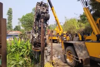 മറിയപ്പള്ളിയിൽ പാറമടക്കുളത്തിലേക്ക് ലോറി മറിഞ്ഞു  കോട്ടയം ലോറി മറിഞ്ഞ് അപകടം  ലോറി ഡ്രൈവർക്കായി തെരച്ചിൽ  lorry overturns to quarry  search for lorry driver