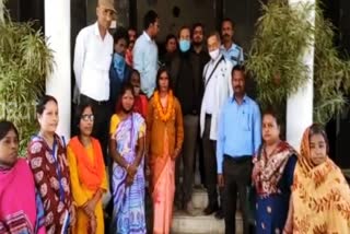 tamilnadu-nalini-met-her-family-at-koilwar-mental-hospital