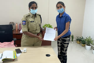 Girl Complained on GHMC Officials