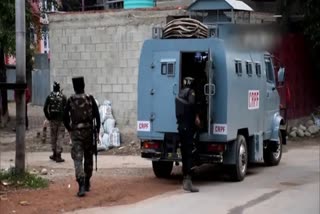 CRPF personnel shot dead by suspected militants