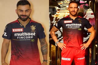 ‬ Royal Challengers Bangalore  IPL 2022  RCB jersey launch  खेल समाचार  आरसीबी जर्सी लॉन्च  फाफ डु प्लेसिस  रॉयल चैलेंजर्स बैंगलोर  आरसीबी की जर्सी  Faf du Plessis  Harshal launch RCB jersey