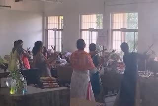 women employees plays kolkali in the GST office  palakkad gst office controversy  പാലക്കാട് ജിഎസ്‌ടി ഓഫിസ് വിവാദം  ജോലിക്കിടെ വനിത ജീവനക്കാരുടെ കോൽകളി