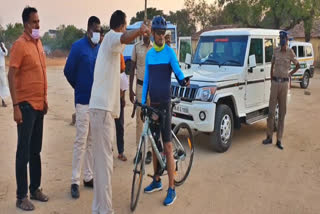 sp inspection by cycle  trichy sp inspection by cycle  Samayapuram temple festival  சமயபுரம் மாரியம்மன் கோயில் பூச்சொரிதல் விழா  சமயபுரம் மாரியம்மன் கோயில்  திருச்சி எஸ்பி  திருச்சி எஸ்பி சைக்கிள் மூலம் ஆய்வு