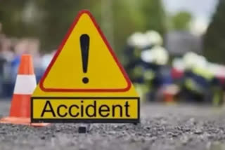 road accident  car rammed into a culvert in Krishna district  Five family members killed in Andhra Pradesh road accident  Five members in a family killed in Andhra Pradesh road accident  കാർ കലുങ്കിലിടിച്ച് ഒരു കുടുംബത്തിലെ അഞ്ച് പേർക്ക് ദാരുണാന്ത്യം  ആന്ധ്രാപ്രദേശ് കൃഷ്‌ണ ജില്ല റോഡ് അപകടം  വിജയവാഡ ഹൈദരാബാദ് ദേശീയ പാതയിൽ അപകടം  ഗോരവരം നാഗാർജുന സാഗർ കനാൽ പാലം അപകടം  കൃഷ്‌ണ ജില്ലയിൽ ഒരു കുടുംബത്തിലെ അഞ്ച് പേർ മരിച്ചു  Gauravaram village car accident  Vijayawada Hyderabad national highway accident