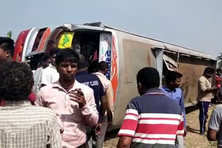 Bus Overturned in Bardhaman 20 Passengers are Injured