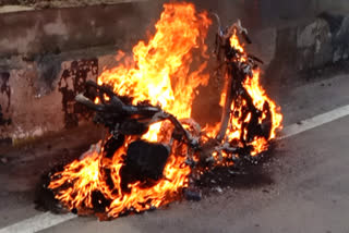 two wheeler caught fire  two wheeler caught fire near Koyambedu Market  Koyambedu Market  two wheeler caught fire in chennai  பற்றி எரிந்த இருசக்கர வாகனம்  திடீரென பற்றி எரிந்த இருசக்கர வாகனம்  கோயம்பேடு அருகே தீபிடித்த வாகனம்