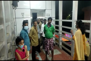 Chennai Nungambakkam railway  lift struck in Nungambakkam railway  റെയില്‍വേ സ്റ്റേഷനിലെ ലിഫ്‌റ്റില്‍ കുടങ്ങിയവരെ രക്ഷപ്പെടുത്തി  നുങ്കമ്പാക്കം റെയിൽവേ സ്‌റ്റേഷന്‍