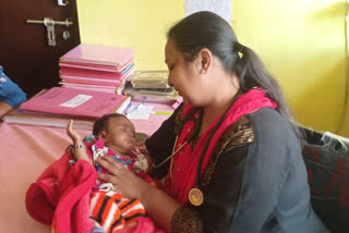 Congratulations started pouring in for a doctor from Agra  Dr. Surekha Choudhary trying to revive the child  the oxygen machine was not working  Etmadpur CHC Agra  നവജാത ശിശുവിന് വായിലൂടെ കൃത്രിമ ശ്വാസം നല്‍കി ഡോക്ടര്‍  ഓക്സിജന്‍ സിലിണ്ടര്‍ പണിമുടക്കിയിട്ടും നവജാത ശിശുവിനെ രക്ഷിച്ച് ഡോക്ടര്‍  ഉത്തര്‍ പ്രദേശിലെ ആശുപത്രികള്‍