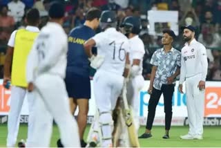 Fans enter cricket ground  Fan takes selfie with Kohli  Fans breach security during India Sri Lanka Test  India Sri Lanka Test news  കോലിക്കൊപ്പം സെല്‍ഫിയെടുത്ത് ആരാധകന്‍  ഇന്ത്യ-ശ്രീലങ്ക പിങ്ക് ബോള്‍ ടെസ്റ്റ്