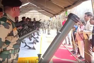 Arms display for tourists in Srinagar