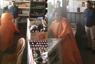 Fiery Uma Bharti vandalizes liquor shop  Uma Bharti vandalizes liquor shop in Bhopal  മദ്യശാല എറിഞ്ഞ് തകര്‍ക്ക് ഉമാ ഭാരതി  മദ്യശാലകള്‍ക്കെതിരെ ഉമാഭാരതി