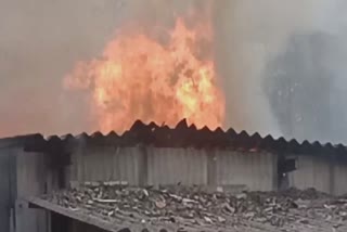 Fire in Valsad: રેલ્વે સ્ટેશન નજીકમાં આવેલા ગોડાઉનમાં લાગી ભીષણ આગ
