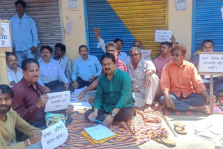 Dumka bus stand shopkeepers protested