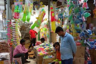 सदर बाजार में रंग-गुलाल और पिचकारी से सजी दुकानें, लोगों में खुशी का माहौल