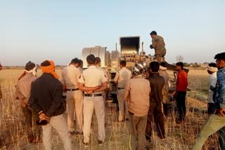 Laborer caught Thresher in Shivpuri