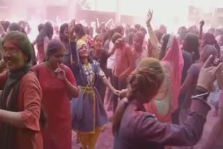 Indore college girls play holi