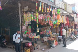 holi-color-faded-due-to-lockdown-shopkeepers-are-waiting-for-customers-in-delhi-markets