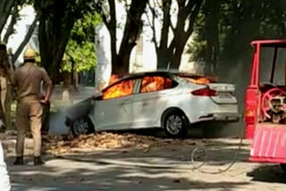 Fire Broke Out In A Car At AMU Campus: اے ایم یو کیمپس میں کھڑی کار میں آگ لگنے سے افرا تفری