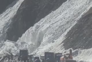 snow-avalanches-hits-srinagar-leh-national-highway-near-zojila-pass