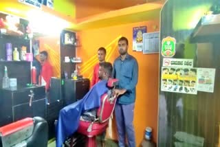 fan-of-appu-who-was-doing-free-haircut-and-shaving-to-make-tribute-to-punith