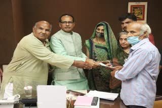 MP government gave 1 crore ex-gratia to the families of martyr Jitendra Verma