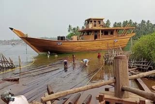 kozhikode beypore uru made by chaliyam pattarmad company  Uru boat made by Haji PI Ahmed Koya Company  ബേപ്പൂർ മണ്ണിൽ നിന്ന് ഒരു ആഡംബരനൗക കൂടി കടൽകടക്കും  ചാലിയം പട്ടർമ്മാട് തുരുത്ത് ഉരു നീറ്റിലിറക്കി  ഹാജി പിഐ അഹമ്മദ് കോയ കമ്പനി ഉരു  കോഴിക്കോട് ആഡംബരനൗക ഉരു