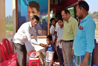 appu-fan-doing-free-hair-cutting-to-the-customers