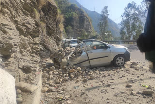 stone falling from hill on NH 5 in Rampur